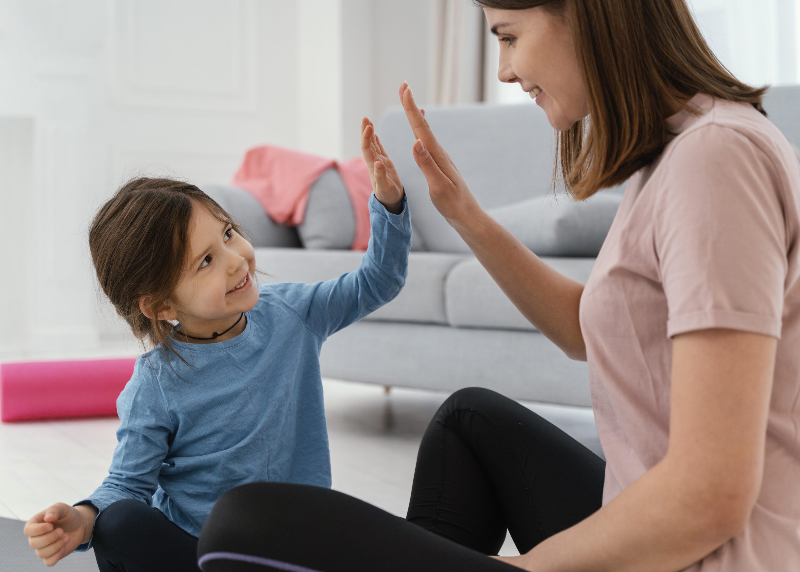 cerrar sonriente hija y madre scaled