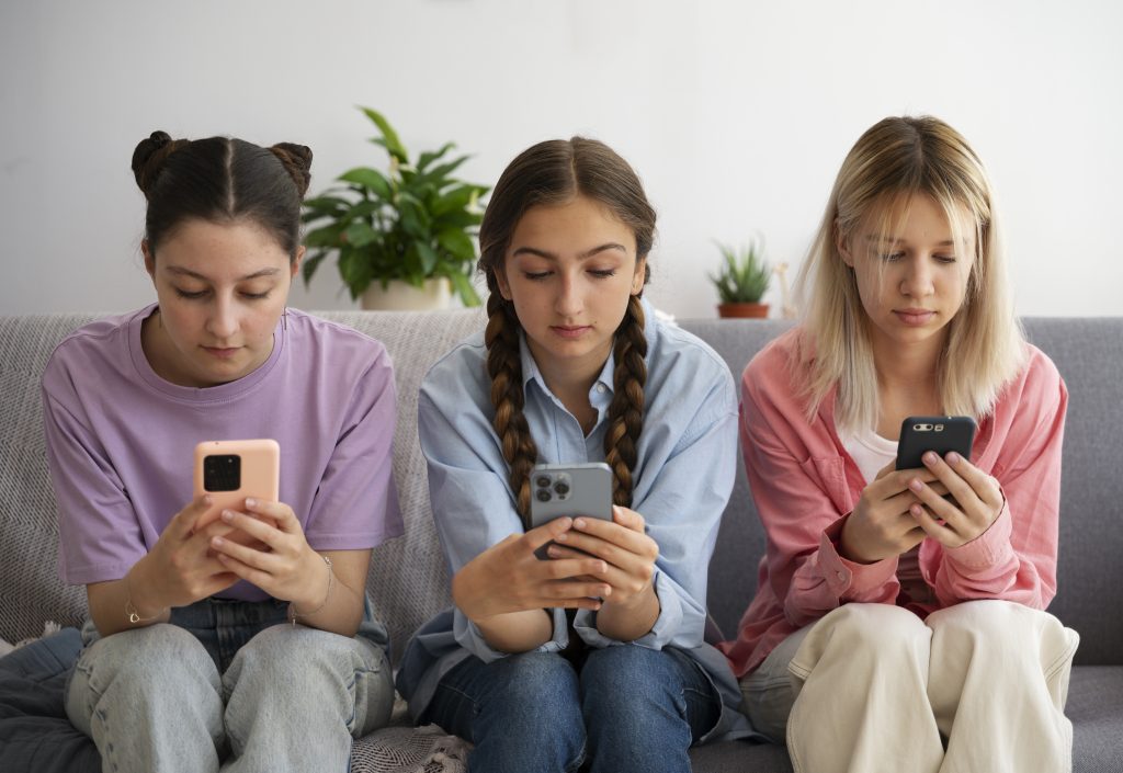 chicas de vista frontal con telefonos inteligentes