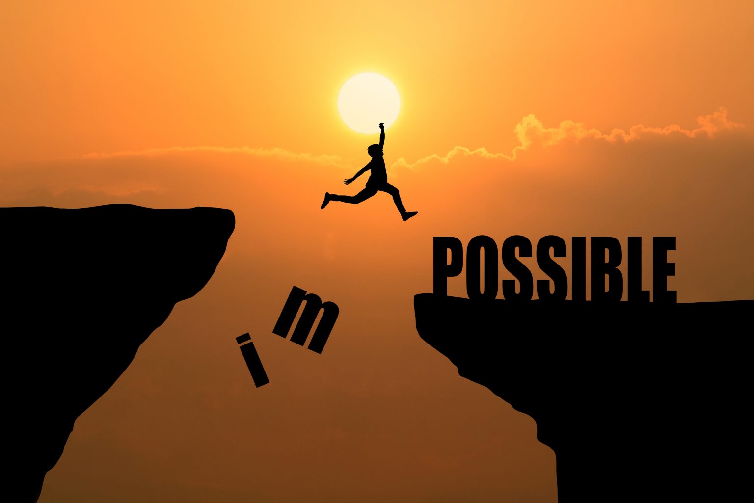 hombre que salta sobre imposible o posible sobre acantilado en fondo de la puesta del sol idea del concepto del negocio
