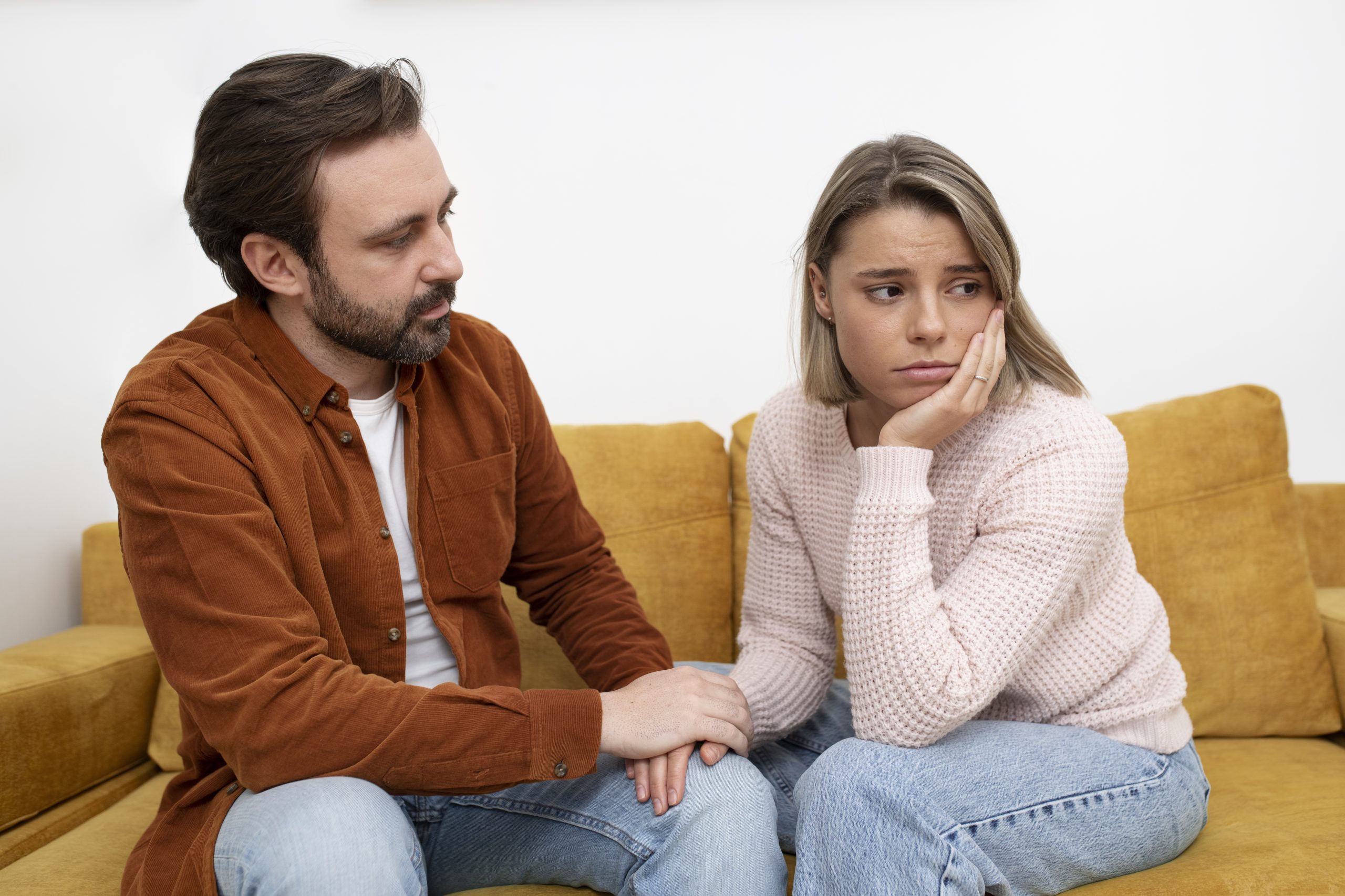 Autoestima baja 1 pareja triste de tiro medio en el sofa scaled