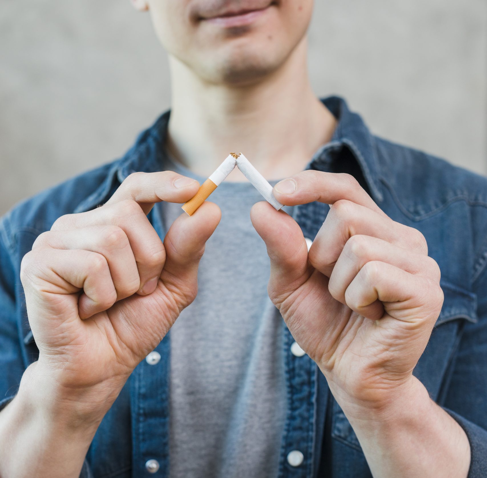 retrato de hombre joven rompiendo cigarrillos scaled e1754494249273